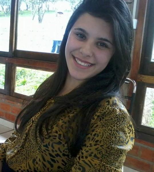 Familiares procuram por jovem desaparecida 