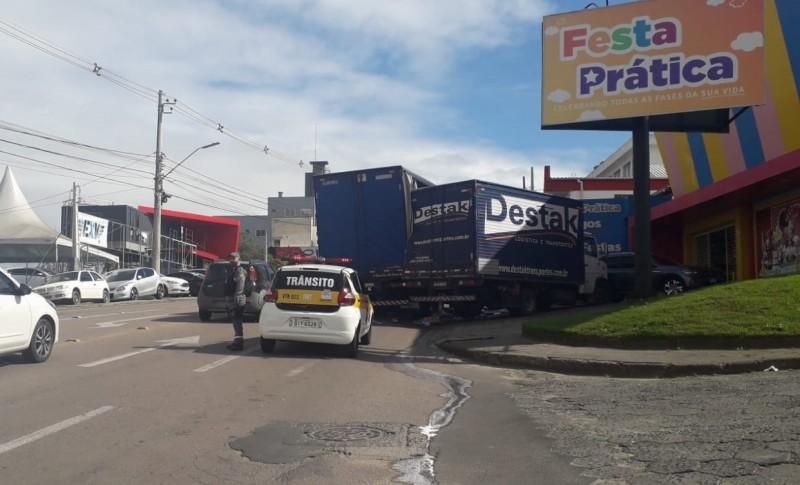 Colisão entre dois caminhões é registrada na rua Álvaro Catão