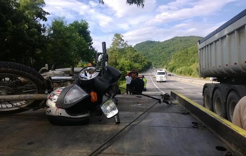 Motociclista morre após colidir em carro no Morro dos Cavalos
