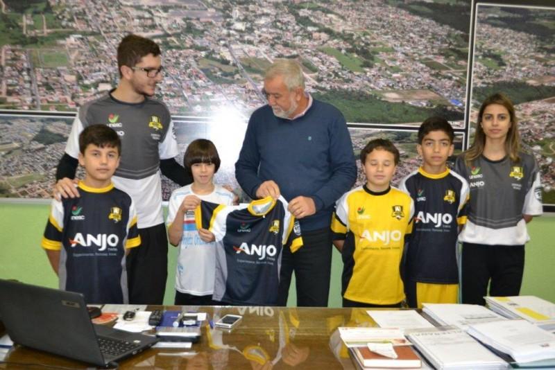 Prefeito realiza entrega de uniformes para crianças do projeto Anjos do Futsal