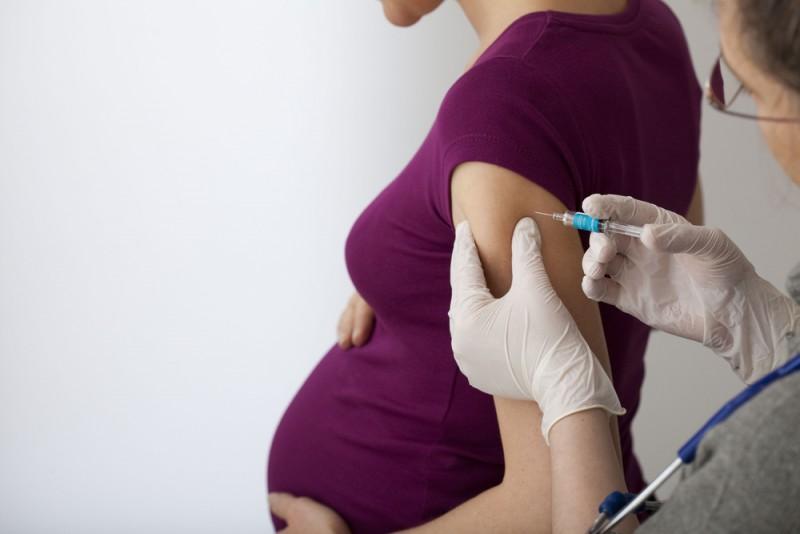 Vacinar gestante é fundamental para proteger bebê, dizem especialistas