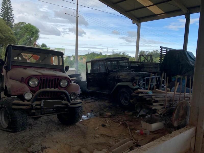 Veículos são atingidos por incêndio em Urussanga