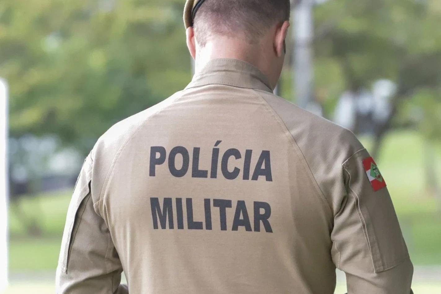 Homem acaba preso após ser flagrado vendendo droga próximo à escola