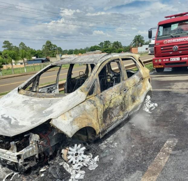 BR-101: incêndio atinge Ford EcoSport em Santa Rosa do Sul