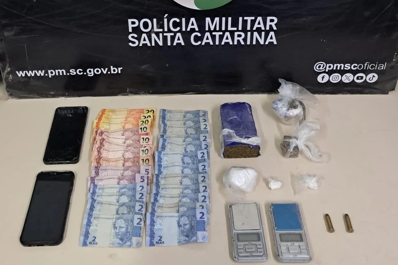 Ação da PM termina com prisão por tráfico e apreensão de drogas e munições em Criciúma