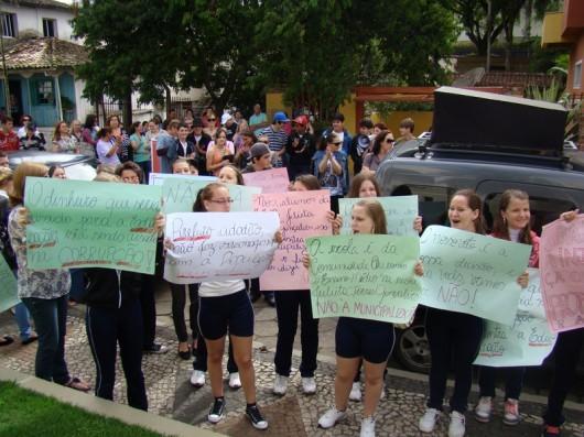 Manifestação contra a municipalização do ensino em Nova Veneza