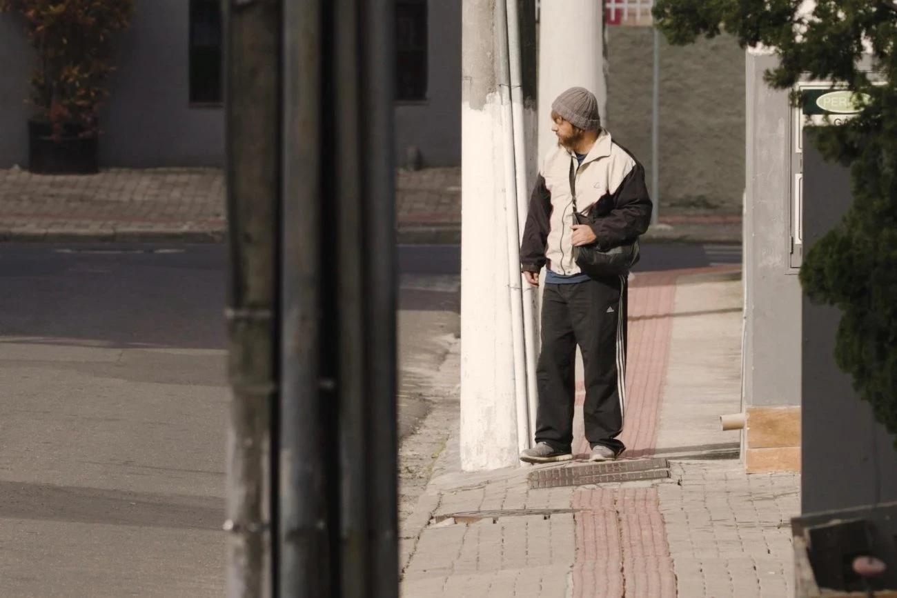 Prefeito se disfarça para tentar encontrar solução de problema da cidade