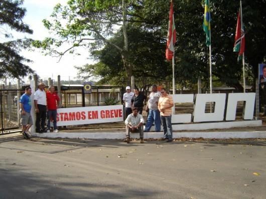 Em Araranguá, 450 metalúrgicos de braços cruzados