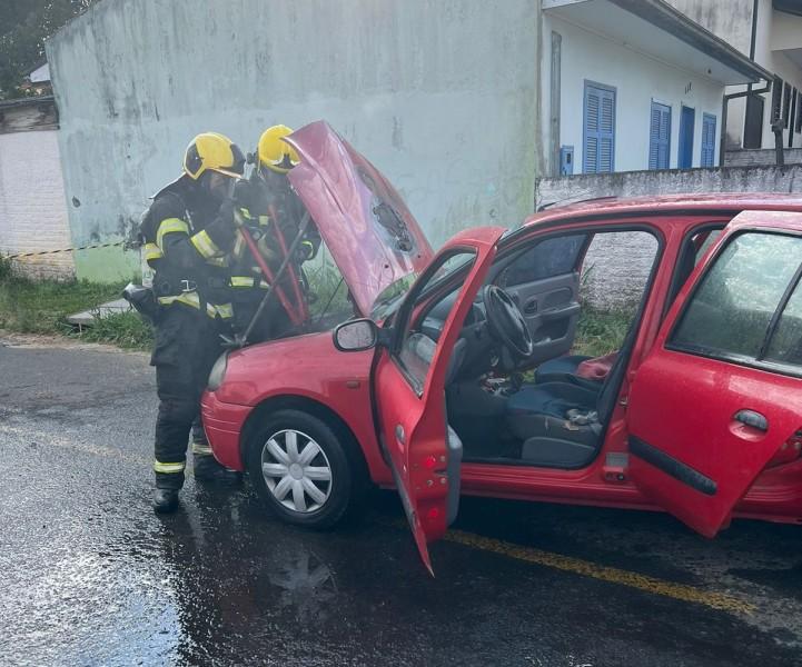 Carro pega fogo em Criciúma