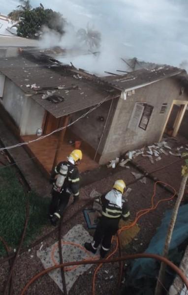 Telhado de casa é destruído por incêndio em Criciúma