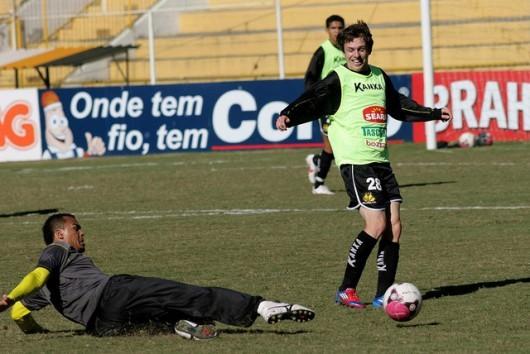 Ezequiel comemora retorno à lateral direita