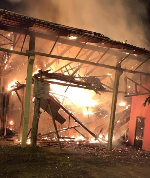 Incêndio de grandes proporções atinge olaria em Sangão