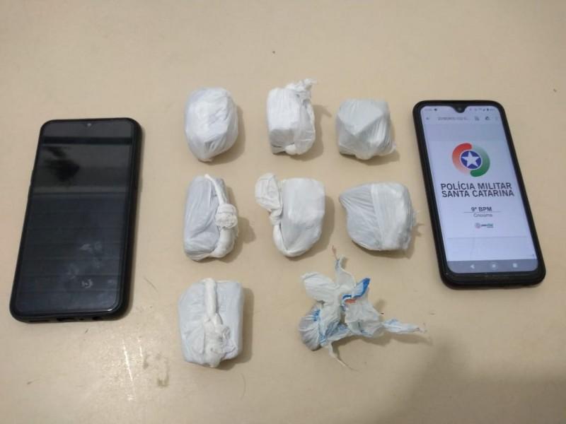 Suspeitos de praticarem tráfico de drogas são presos pela PM em Criciúma