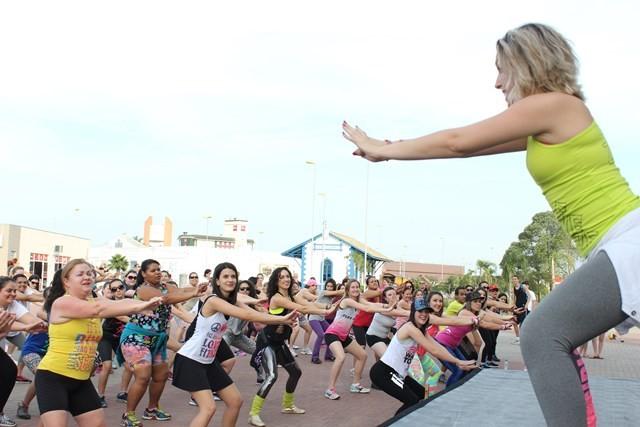 Zumba promovida pela Mult reúne centenas de participantes