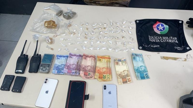Duas pessoas são detidas por tráfico de drogas pela Polícia Militar em Criciúma 