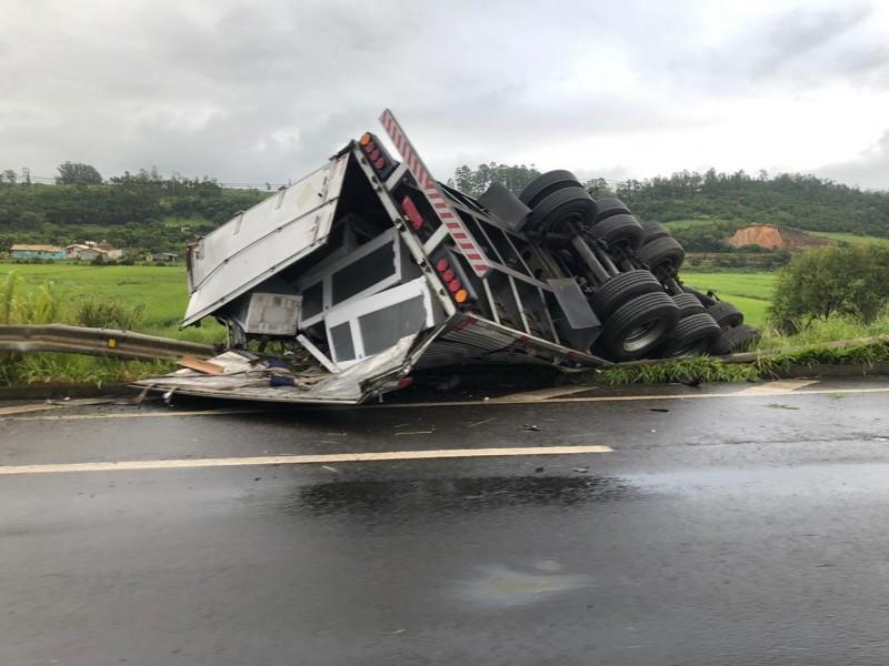 Carreta tomba após saída de pista na BR-101, em Sangão