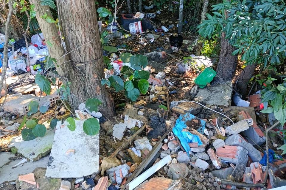 Falta de iluminação e descarte irregular de lixo preocupam moradores em Criciúma