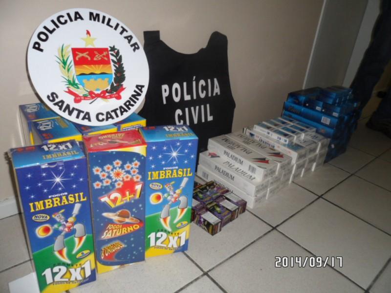 Mulher é presa por contrabando de cigarros e fogos de artifícios 