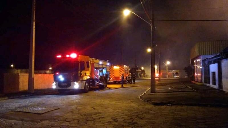 Incêndio destrói depósito de supermercado em Laguna 
