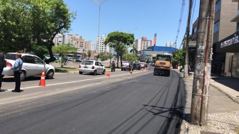 Parte da Avenida Centenário em apenas uma pista neste sábado em Criciúma