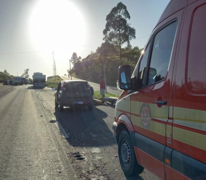 BR-101: motorista de carro fica ferido após colidir contra traseira de carreta em Sangão