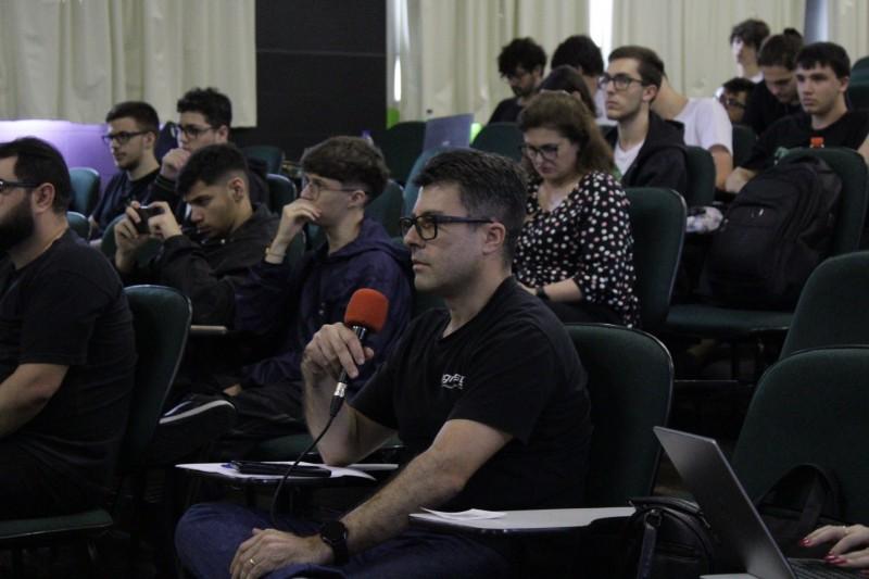 Buscando o mercado de trabalho alunos do técnico em Informática apresentam os seus TCCs 