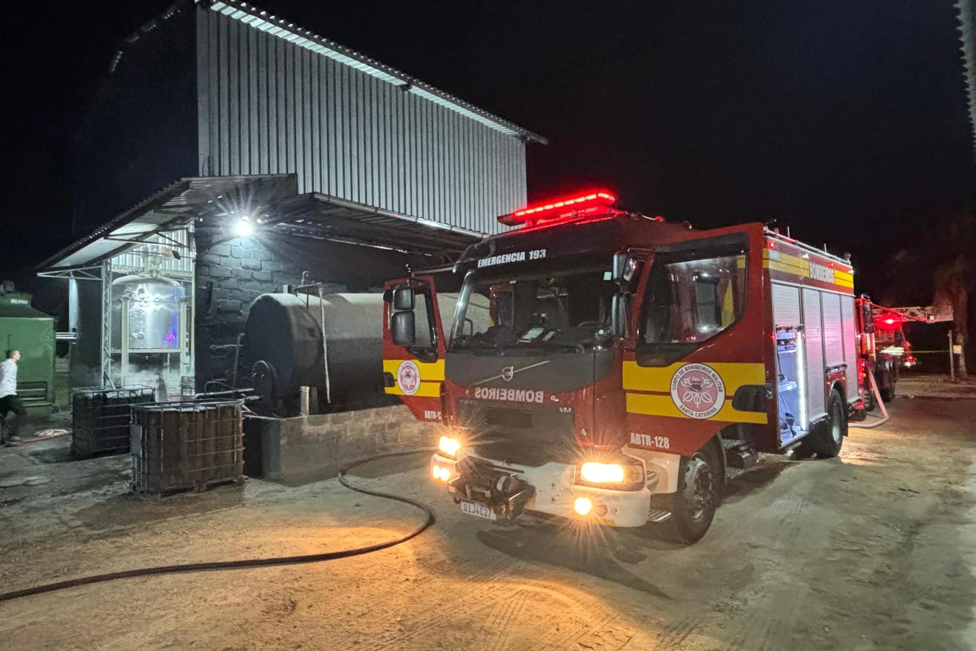 Risco de explosão em tanque de solventes mobiliza bombeiros em Criciúma