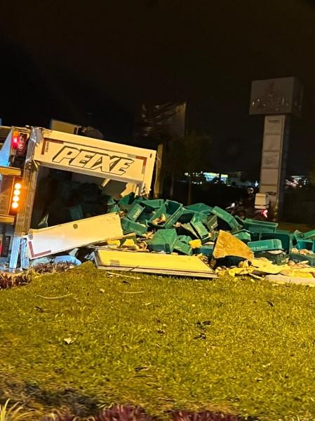 Caminhão carregado com peixe tomba na SC-370 