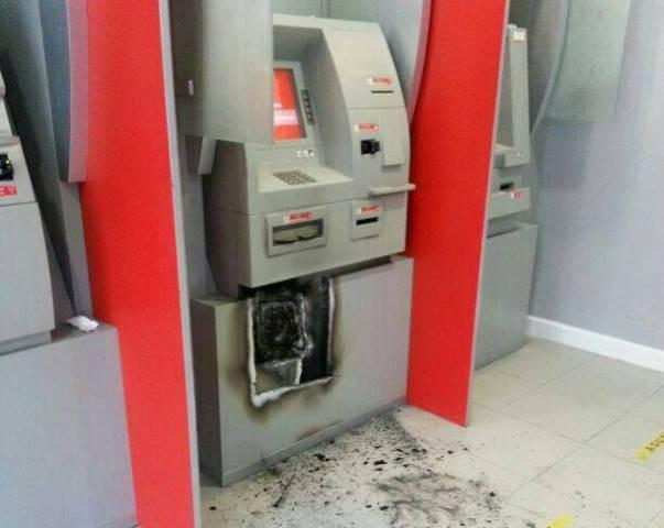 Criminosos tentam arrombar caixa eletrônico