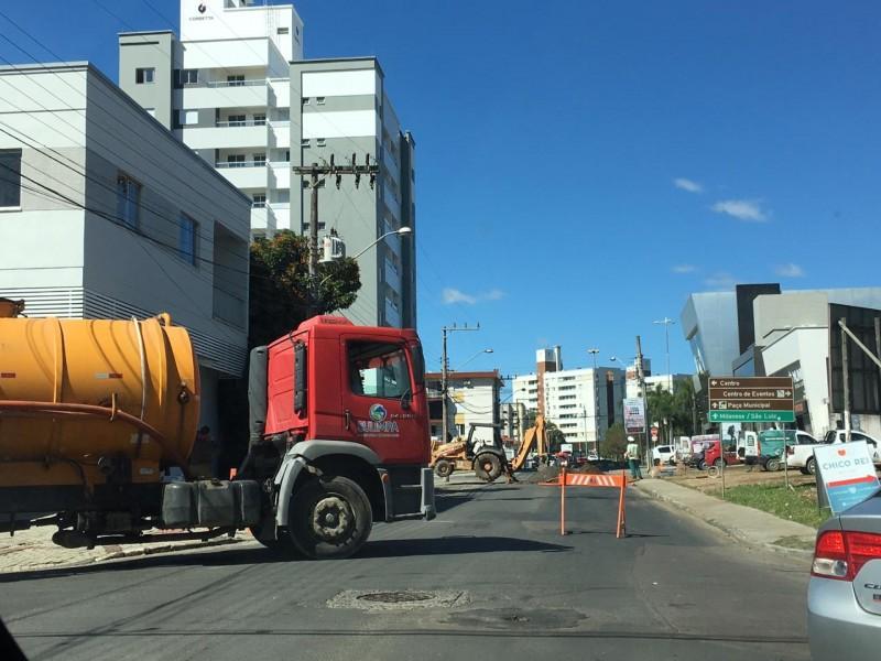 Casan realiza obras na rua Domênico Sônego e trânsito será alterado
