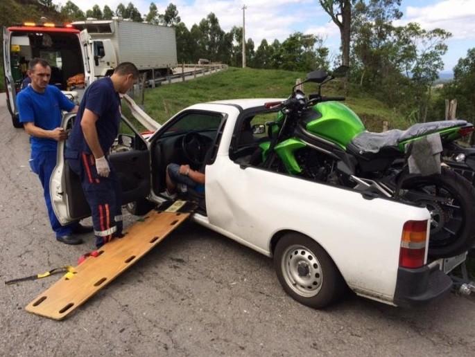 Jovem fica ferido após colisão com caminhão na SC-390