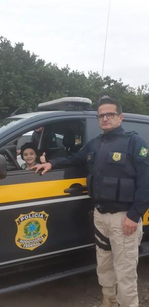 PRF atende pedido de menino que sonha em ser policial 