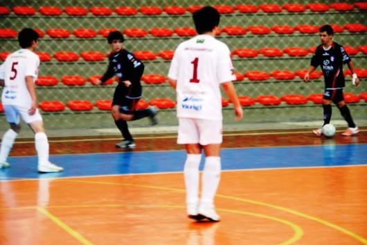 Vitória e derrota no futsal