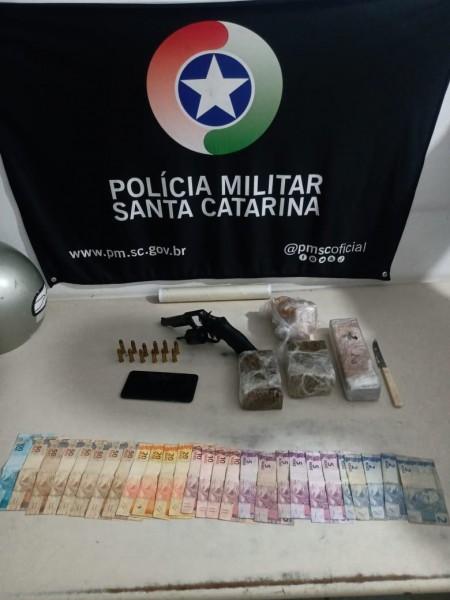 Jovem é preso pela PM com drogas, arma de fogo e munições 