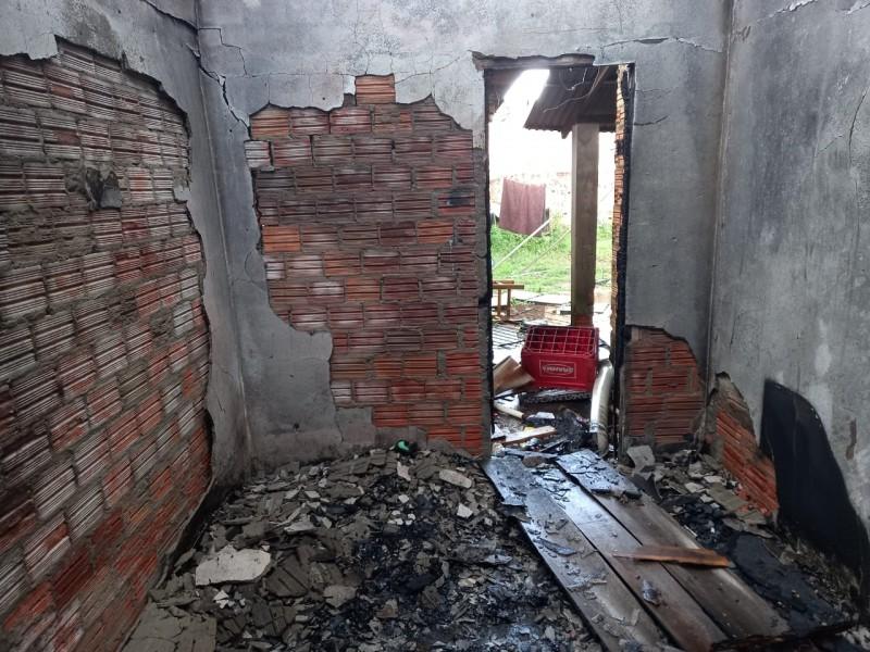 Corpo de Bombeiros combate incêndio em casa em Sombrio