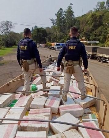 Motorista de Nova Veneza é preso transportando quase cinco mil quilos de maconha no RS 