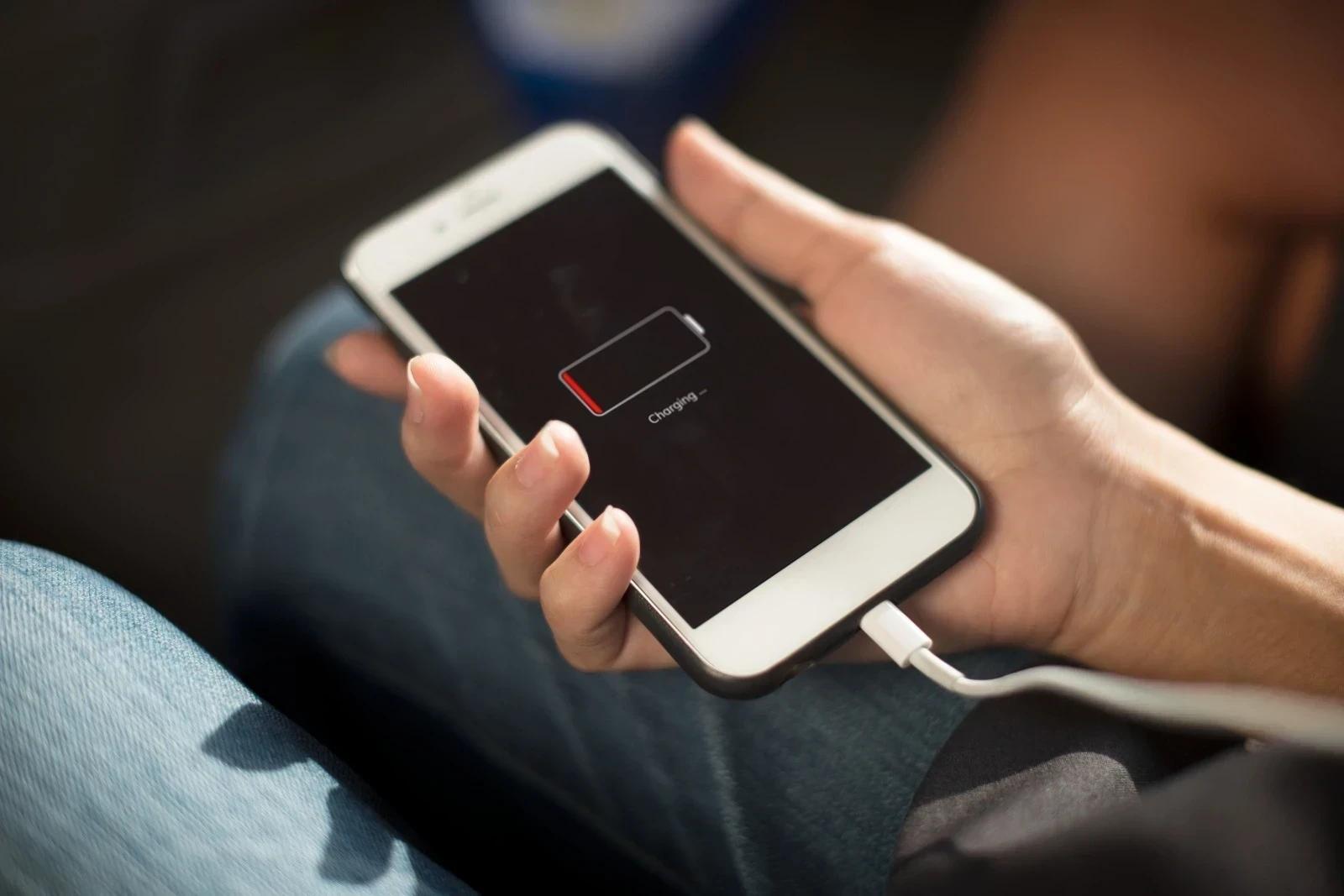 Vereador propõe instalação de tótens para recarga de celulares em praças e parques