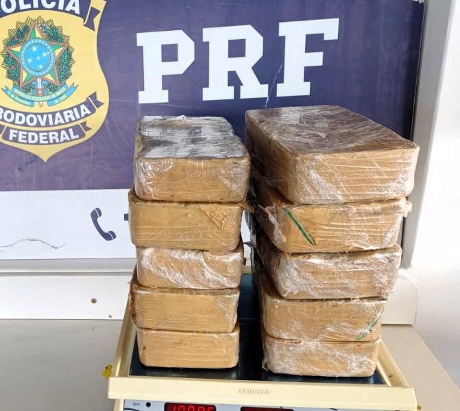 Em carro de Criciúma, dupla é presa com 10 quilos de cocaína na BR-101 em Tubarão