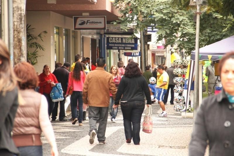 Sem concordar com a CDL, lojistas se unem para discutir calendário em 2015