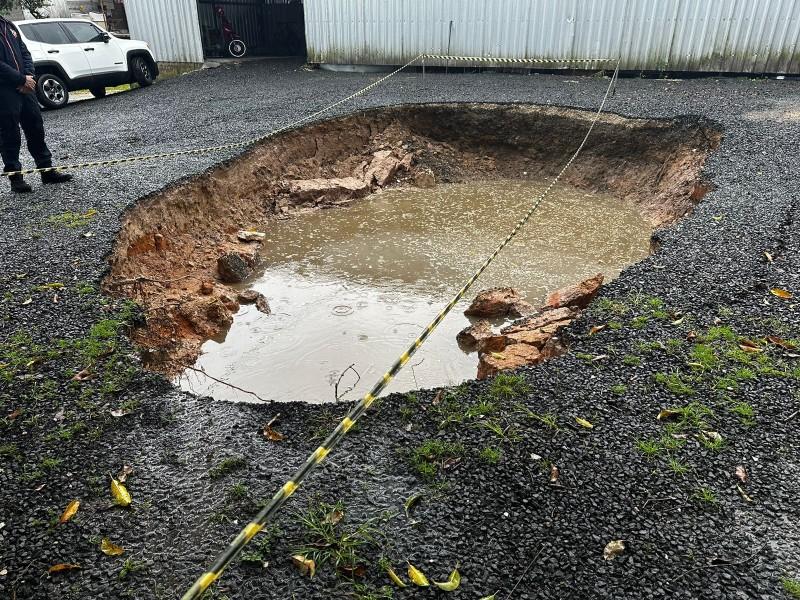 Problema de drenagem abre buraco em terreno e Defesa Civil é acionada em Criciúma 