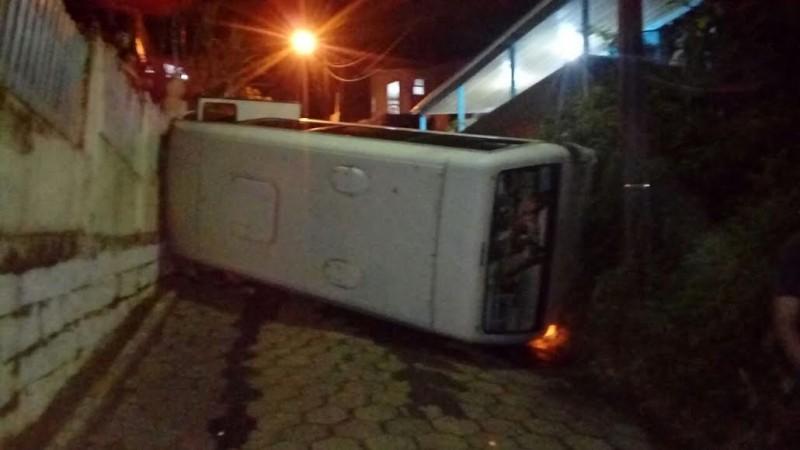 Micro-ônibus de banda se envolve em acidente
