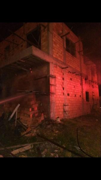 Incêndio atinge casa em construção