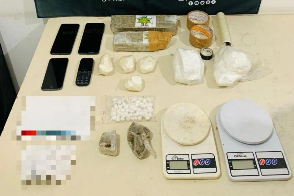 Cão de faro encontra mais de dois quilos de drogas escondidos em galinheiro