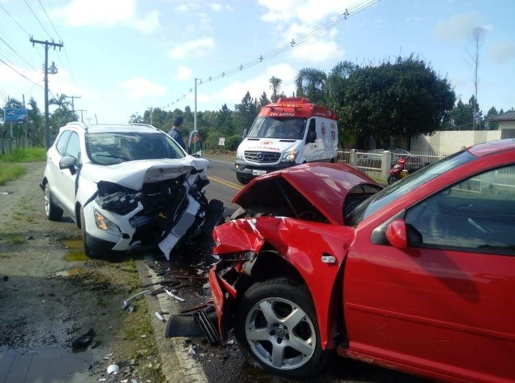 Colisão frontal deixa três pessoas feridas em Araranguá 