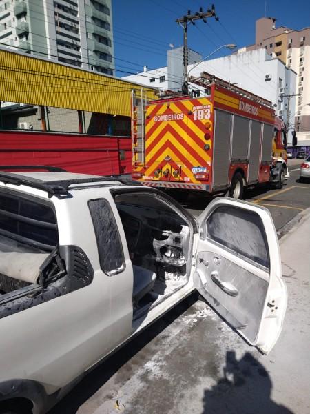 Criciúma: caminhonete pega fogo no bairro Comerciário