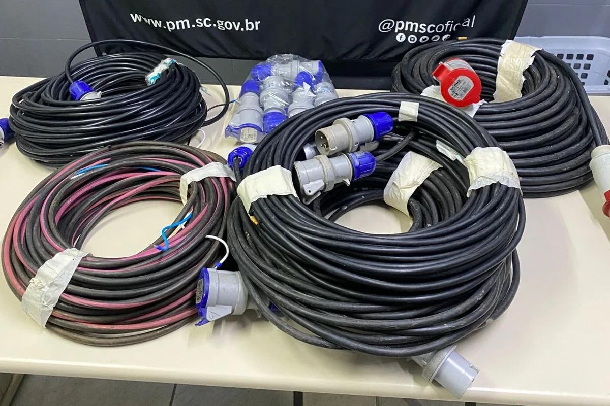 Dupla é flagrada com mais de 200 metros de fios furtados em Criciúma