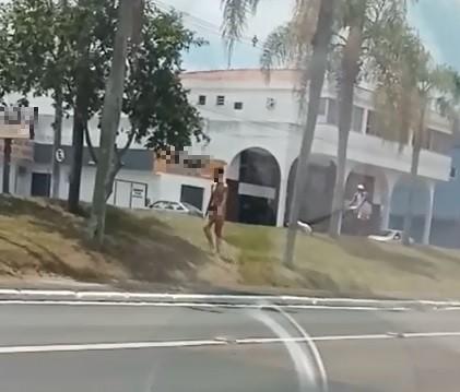 Em Criciúma, homem é flagrado caminhando pelado na avenida Centenário