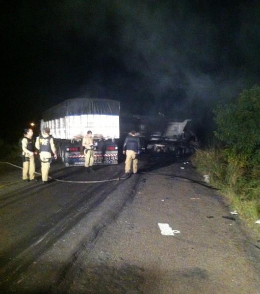 Três carretas colidem na BR-101. Duas pegam fogo