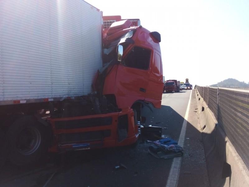 Colisão traseira entre carretas bloqueia a BR-101 em Maracajá