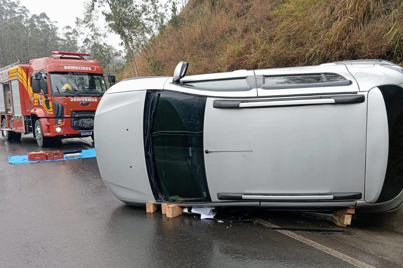 Motorista perde o controle da direção e capota carro na SC-390